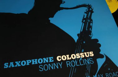 Viersen, Almanya - 9 Haziran. 2023: Amerikalı saksafoncu Sonny Rollins Saksafon 'un Jazz plak kapağına yakın çekim