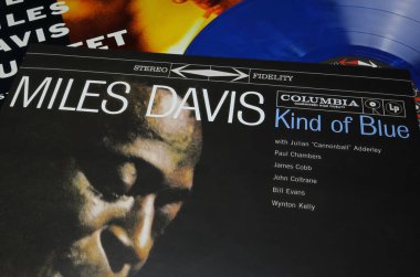 Viersen, Almanya - 9 Haziran. 2023: Caz vinil albüm kapağı Miles Davis Kind 1959 'dan kalma.