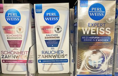 Viersen, Almanya - 9 Haziran. 2023: Alman süpermarketinin rafında Perlweiss beyazlatıcı diş macununun kapanışı