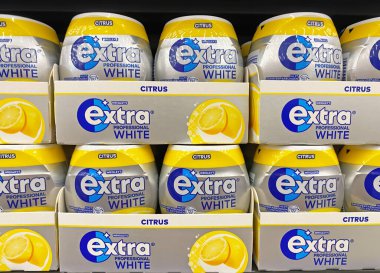 Viersen, Almanya - 9 Haziran. 2023: Wrigley diş bakımı kapanışı ekstra profesyonel beyaz turunçgiller Alman süpermarketinin raflarında diş eti çiğniyorlar