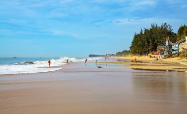 Mui Ne, Vietnam - 9 Aralık. 2016: Sabahları güzel boş Vietnam kumsalı