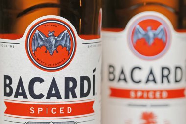Viersen, Almanya - 9 Haziran. 2023: İzole edilmiş şişe etiketi Bacardi baharatlı rom