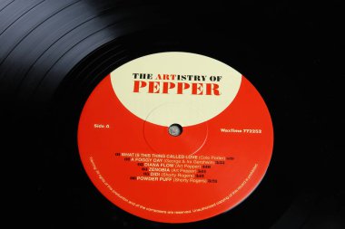 Viersen, Almanya - 9 Haziran. 2023: Art Pepper Artistry albümünün caz vinil plak şirketinin kapatılması