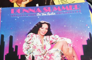 Viersen, Almanya - 9 Haziran. 2023: Radyoda Donna Summer 'ın müzik albümünün kapağı