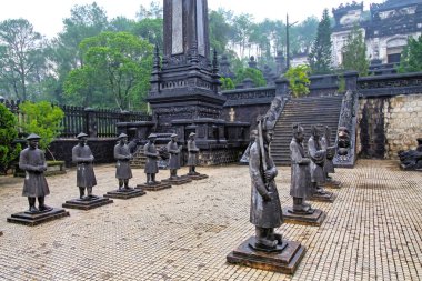 Vietnamlı imparatorun anıt mezarı Khai Dinh mezarı, Hue, Vietnam 'ın bahçesinde bir grup mandarin taş askeri heykeli.