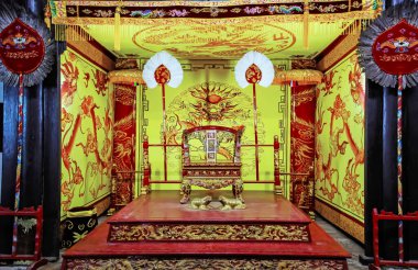 Hue, Vietnam - 9 Mart. 2015: İmparator Tu Duc 'un tahtı kraliyet mezarlarının Minh Kiem odasında