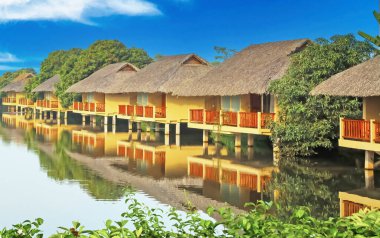 Güzel, huzurlu turistik bir tatil köyü rıhtımda ayaklıklarında bungalovları olan - Mekong Delta, Cai Be, Vietnam