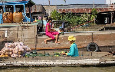 Vietnamca; satmak; çocuklar; ticaret; ticaret; meyve; ticaret; kanal; Asya; tekne; şehir; renkli; kültür; dağıtım; delta; ev; kulübe; yerel; market; mekong; kavun; açık hava; insanlar; yoksulluk; nehir; gemi; arz; gelenek