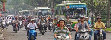 Ho Chi Minh Şehri, Vietnam - 9 Aralık. 2014: Kalabalık cadde trafiğin yoğun olduğu saatlerde sayısız scooterla