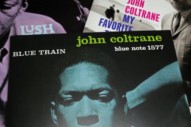 Viersen, Almanya - 9 Temmuz. 2023: John Coltrane 'in 1957' den kalma Blue Train plağı