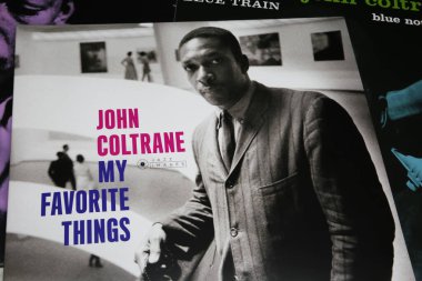 Viersen, Almanya - 9 Temmuz. 2023: John Coltrane 'in yakın plan caz albümü 1960' lardan en sevdiğim şeyler