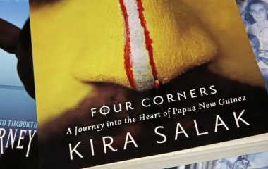 Viersen, Almanya - 9 Temmuz. 2023: İzole edilmiş ulusal coğrafi kitap kapağının dört köşesi Papua Yeni Gine macerası