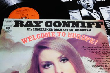 Viersen, Almanya - 9 Temmuz. 2023: Grup lideri Ray Conniff 'in yakın plan albümü 1968' den Avrupa 'ya hoş geldiniz