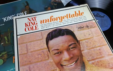 Viersen, Almanya - 9 Temmuz. 2023: Amerikalı caz piyanisti ve şarkıcı Nat King Cole 'un plak koleksiyonu
