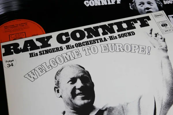Viersen, Almanya - 9 Temmuz. 2023: Grup lideri Ray Conniff 'in yakın plan albümü 1968' den Avrupa 'ya hoş geldiniz