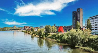 Venlo, Hollanda - 9 Eylül. 2023: Yazın Maas nehri ile Hollanda şehrinin silüeti