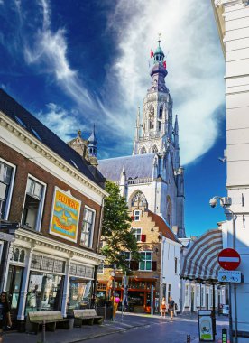 Breda, Hollanda - 30 Ağustos. 2023: Tarihi şehir merkezinde Hollanda alışveriş caddesi, Grote Kerk 'ün ortaçağ gotik kilise kulesi