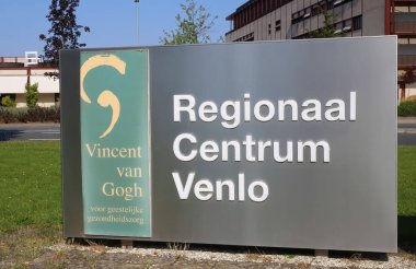 Venlo, Hollanda - 30 Temmuz. 2023: Vincent van Gogh 'un hastane girişindeki psikiyatri kliniğinin işareti