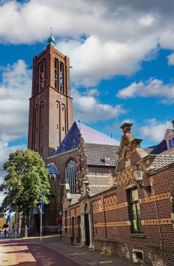Venlo (Martinkerk), Hollanda - 30 Temmuz. 2023: Yazın şehir merkezinde Katolik kilise kulesi