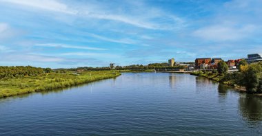 Maas Nehri yazın Hollanda, Venlo, Hollanda 'da Hollanda nehir kenti ile manzaralı bir yer.