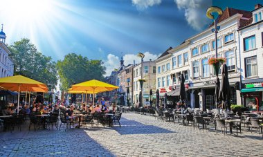 Breda (Grote Markt), Hollanda - 30 Ağustos. 2023: Tarihi şehir merkezinde pazar meydanı, sabah güneşinde birçok açık kafe ve restoran terası var.