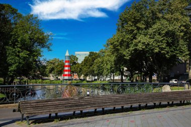 Breda (Willemsbrug), Hollanda - 30 Ağustos. 2023: Valkenberg şehir parkında Willemsbrug 'dan nehir işareti ve deniz feneri görüntüsü