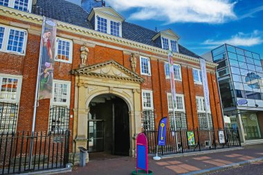 Breda (Stedelijk Müzesi), Hollanda - 30 Ağustos. 2023: Hollanda 'da tarihi kırmızı tuğla bina cephesi