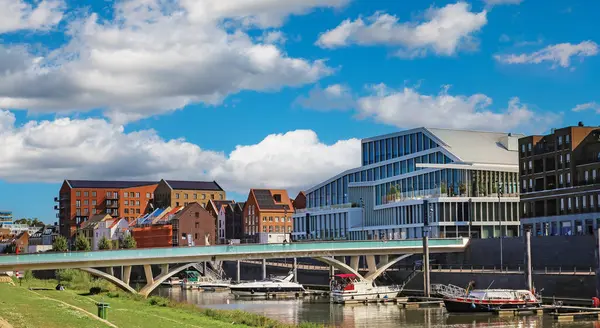 Venlo (Maasboulevard), Hollanda - 30 Temmuz. 2023: Güzel şehir limanı, yaya ve bisiklet köprüsü, alışveriş merkezi binaları