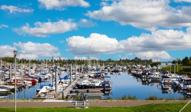 Kinrooi (Jachthaven de Spaanjerd), Belçika - 30 Temmuz. 2023: Meuse Nehri 'nde Belçika iç yat limanı