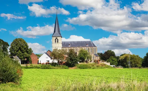 Όμορφο Τοπίο Της Βελγικής Υπαίθρου Αγροτικό Χωριό Και Πύργο Εκκλησία — Φωτογραφία Αρχείου