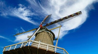 Rüzgârlı bulutlu, mavi gökyüzüne karşı yelkenli yelkenli yelkenleri - rüzgar enerjisi dönüşüm konsepti