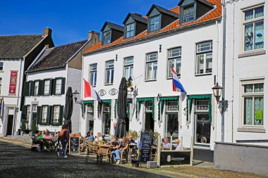 Thorn (Limburg), Hollanda - 24 Eylül. 2023: Güneşli yaz günlerinde sokak kahveli tarihi beyaz eskiler binaları