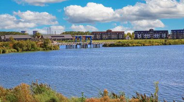 Thorn (Maasresidence), Hollanda - 24 Eylül. 2023: Maas Nehri 'nde yeni lüks tatil beldesi olan güzel bir göl