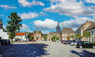 Stevensweert (Limburg), Hollanda - 30 Ağustos. 2023: Ortaçağ binalarıyla antik Hollanda köyünün güzel pazar meydanı