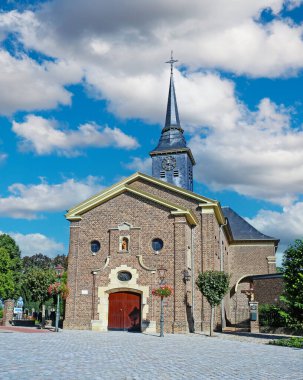 Stevensweert (Limburg), Hollanda - 30 Ağustos. 2023: Hollanda köyünün pazar meydanında Aziz Stephanus Kilisesi