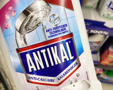 Viersen, Almanya - 9 Eylül 2023: Antikal banyo temizleme deterjanı