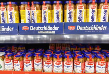 Viersen, Almanya - 9 Eylül 2023: Alman Meica sosisleriyle dolu cam kavanozlar