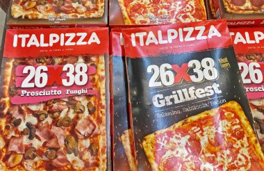 Viersen, Almanya - 9 Eylül 2023: Alman süpermarketinde donmuş İtalyan pizzası kutuları