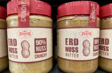 Viersen, Almanya - 9 Eylül 2023: Kavanoz Zentis fıstık ezmesinin kapanışı