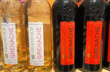 Viersen, Almanya - 9 Eylül 2023: Alman mağazasındaki Grand Sud el bombası gülünün ve kırmızı şarap şişelerinin kapatılması