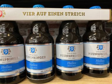 Viersen, Almanya - 9 Eylül 2023: Neunspringer bira şişelerinin kapatılması