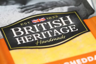 Viersen, Almanya - 9 Eylül 2023: İngiliz mirasının el yapımı kaliteli çedar peynirinin kapanışı