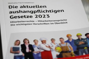 Viersen, Almanya - 9 Eylül 2023: Şirketlerdeki çalışanlara sunulması gereken Alman yasaları kitabı (aushangpflichtig)