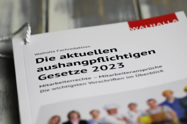 Viersen, Almanya - 9 Eylül 2023: Şirketlerdeki çalışanlara sunulması gereken Alman yasaları kitabı (aushangpflichtig)
