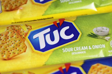 Viersen, Almanya - 9 Eylül 2023: Paketin kapanışı Tuc ekşi krema ve soğan krakerleri