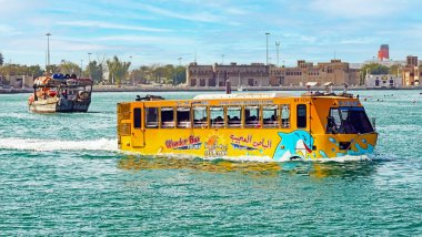 Dubai (Al Fahidi), VAE - 9 Mart. 2019: Dubai deresi nehir turları için sarı renkli amfibi su harikası taksi otobüsü