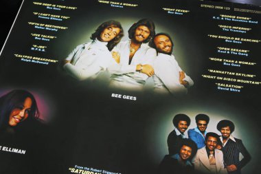 Viersen, Almanya - 9 Mart. 2023: Vinil albüm kapağı ile 1977 'den kalma Cumartesi Gecesi Ateşli Disko Dans filminin müzikleri