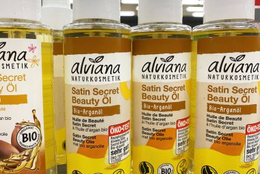 Viersen, Almanya - 9 Ekim. 2023: Şişelerin kapatılması Doğal Kozmetik Alviana vücut yağı