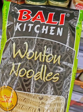 Viersen, Almanya - 9 Ekim. 2023: Paket Bali Mutfağı kurutulmuş mantı eriştesi