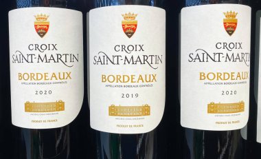 Viersen, Almanya - 9 Ekim. 2023: Fransız Croix Saint Martin Bordeaux kırmızı şarap şişelerinin yakın çekimi